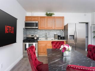 Big gated yard, Work play room, King bed - 3