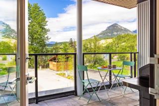 Tranquil 2BR Golden Oasis BBQ, Balcony, MTN Views - 0