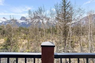 Peaceful 2BR Retreat with MTN Views Close to Banff - 1