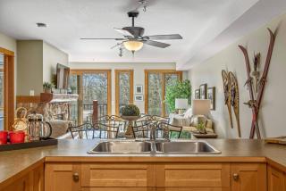 Rustic Creekside Retreat 2BR with Stunning View - Canmore - 1