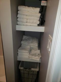 Attractive and Cozy Apartment - 4 bdrms 2 bths - 1