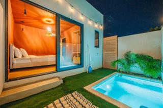 Cozy Luxe Pool Stay - 6 min Walk to Palm Beach - 0