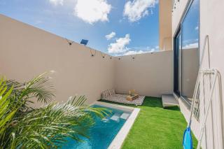 Cozy Luxe Pool Stay - 6 min Walk to Palm Beach - 9