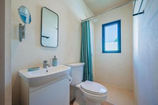 Cozy Luxe Pool Stay - 6 min Walk to Palm Beach - 8