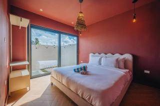 Cozy Luxe Pool Stay - 6 min Walk to Palm Beach - 6