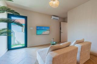 Cozy Luxe Pool Stay - 6 min Walk to Palm Beach - 4