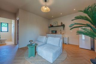 Cozy Luxe Pool Stay - 6 min Walk to Palm Beach - 3