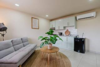 Cozy Cottage Surrounded by Tropical Paradise - 9