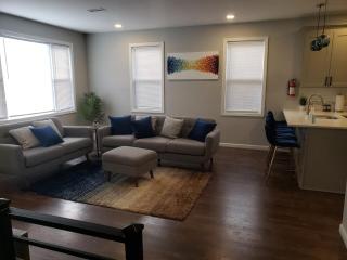 Attractive and Cozy Apartment - 4 bdrms 2 bths - 8