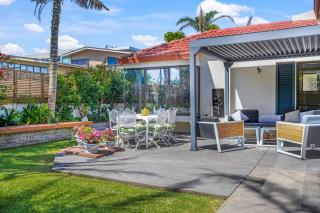 Premium Orewa Beachside Escape - Backyard & BBQ - 6