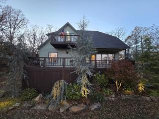 Emerald Point, Lakefront with Gorgeous Views - 0