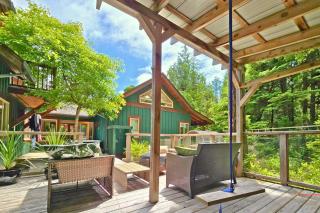 Cedar and Salt - By the beach with hot tub and sauna - 6