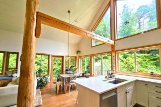 Cedar and Salt - By the beach with hot tub and sauna - 8