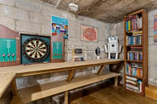 Central 4BR Nook with Backyard by Western Spring - 5