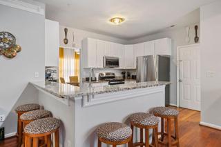 Elegant Retreat Spacious with Outdoor Fireplace - 7