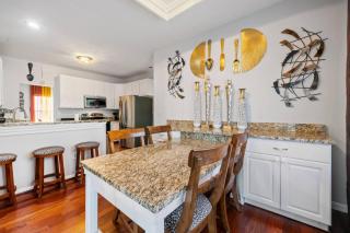 Elegant Retreat Spacious with Outdoor Fireplace - 1