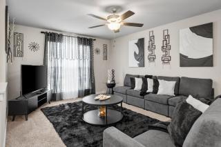 Roomy Getaway Elevate Your Stay, 6 Mins to RIC - 7