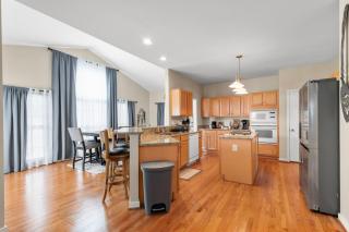 Royal Retreat Luxurious House with 4 King Beds - 4