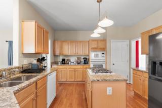 Royal Retreat Luxurious House with 4 King Beds - 2