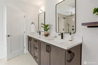 Ballard 5 bedroom Family Vacation Home - 8