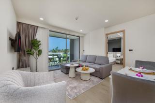 Modern 2BR Suite with Golf View, Pool & Gym by Tropiclook - 9