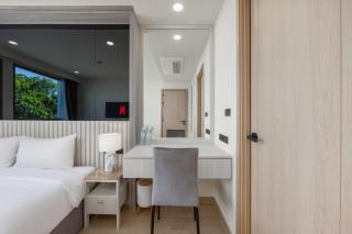 Modern 2BR Suite with Golf View, Pool & Gym by Tropiclook - 4