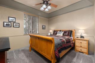 Lazy Bear Lodge Rustic Luxe Villa with spa & gameroom - 9