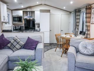 Lakeside Lodge with Hot Tub - 8