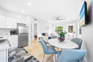 Siesta Key, Heated Pool, Dock on Lagoon, Turtle Beach 1 mile and Crescent Beach 2 miles, 1bdr - 4