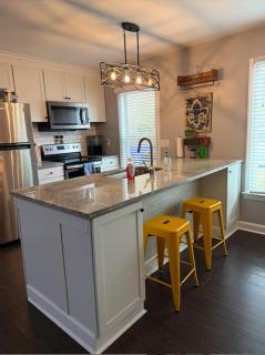 Full townhouse near Shem Creek & Downtown with Hot Tub - 5