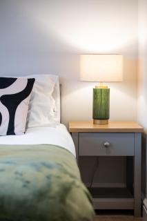 Shenley House- Premium Stay, Private Parking for multiple cars, Sleeps 6, 2 Bedroom, 2 Ensuites, Central MK - 3