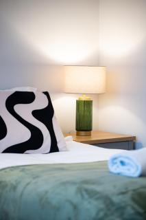 Shenley House- Premium Stay, Private Parking for multiple cars, Sleeps 6, 2 Bedroom, 2 Ensuites, Central MK - 1