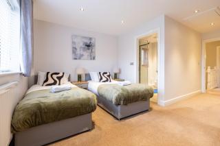 Shenley House- Premium Stay, Private Parking for multiple cars, Sleeps 6, 2 Bedroom, 2 Ensuites, Central MK - 2