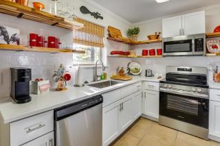 5 Mi to Univ of Arkansas Cozy Townhome with Deck - 3