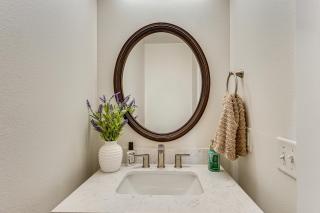 5 Mi to Univ of Arkansas Cozy Townhome with Deck - 2