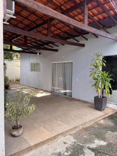 Casa aconchegante e espaçosa à 6 min da Praia - Ar condicionado - WIFI - Cozinha Completa - Garagem - 0