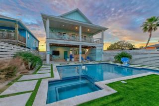 The Back Yard Heated Pool Hot Tub Views - 9