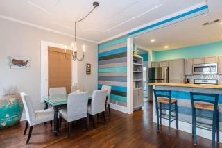Cast A Waves by Sunsational Stays - Lower Unit Only, Steps to the Beach - 6