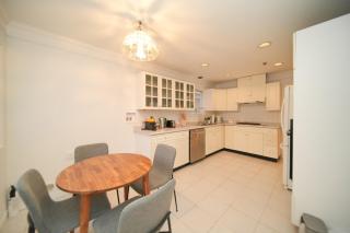 Home Base Van West 5 Bedrooms - 6