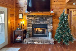 Hot Tub and Pool Table Secluded Seiverville Cabin - 3