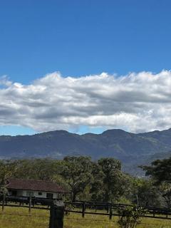 Secure Retreat Near SJO and 27, Ideal for Families - 6