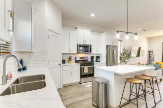 4 Mi to NRG Stadium Family Getaway with Balcony! - 7