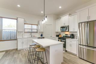 4 Mi to NRG Stadium Family Getaway with Balcony! - 6