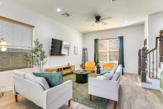 4 Mi to NRG Stadium Family Getaway with Balcony! - 3