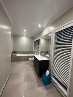 Cozy Home Near Orewa Beach - 2