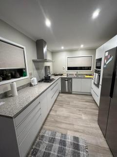 Cozy Home Near Orewa Beach - 1