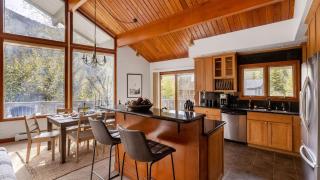 Bighorn by AvantStay Spacious Ski Cabin w Sprawling Porch Views Hot Tub - 6