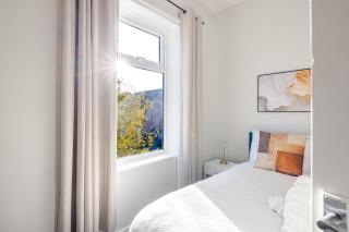 2 Bedroom House with Free Parking - 3