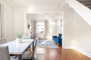 2 Bedroom House with Free Parking - 0