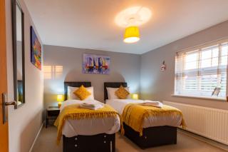 Stylish Coastal Home, Pets & Parking By ADLIV - Margate - 1